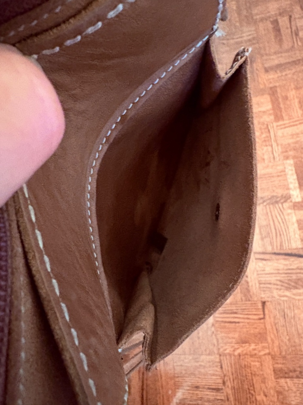 Roots Tribe Leather, Maple Leaf Urban Crossbody Pouch - Picture 4 of 9